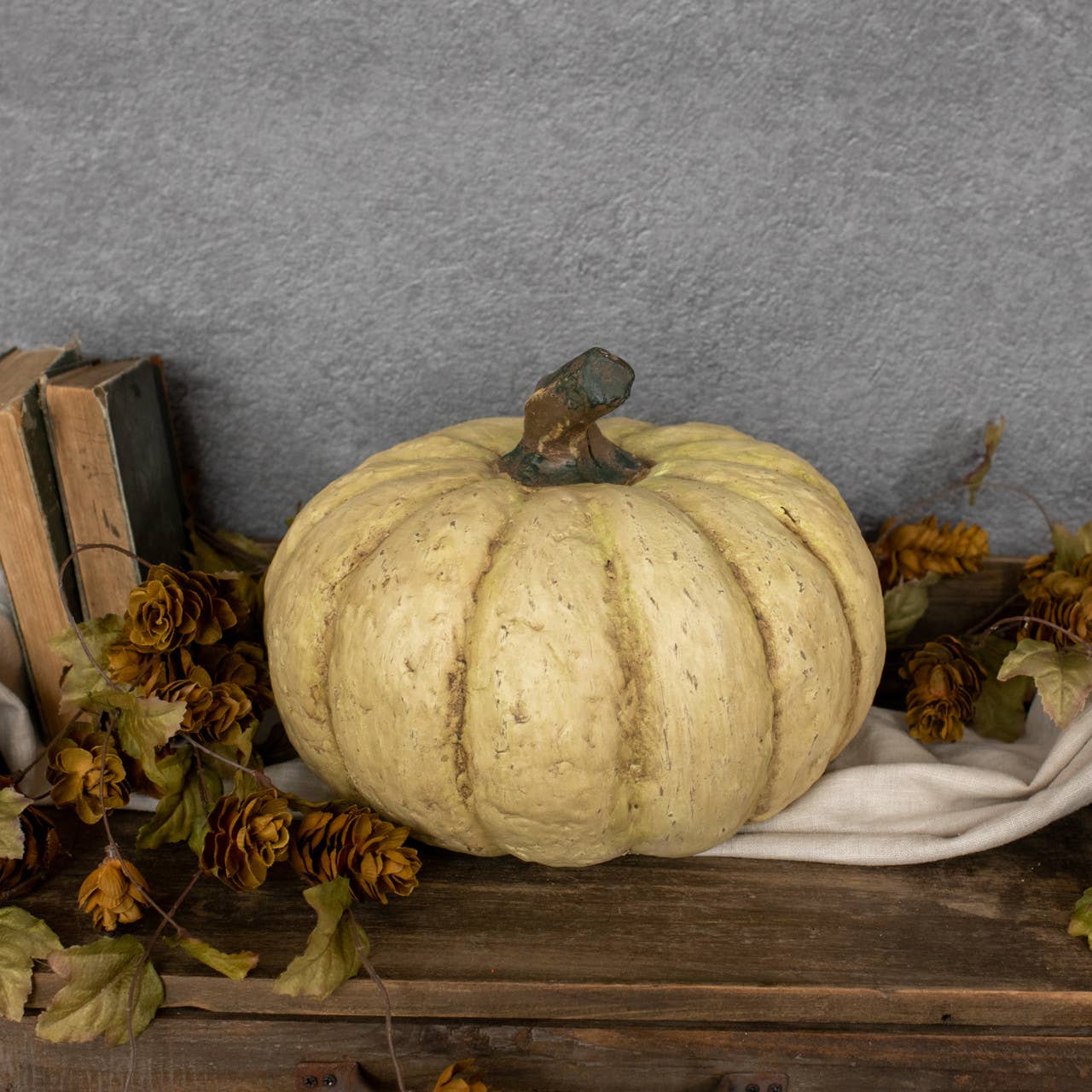 9" WHITE SHORT PUMPKIN